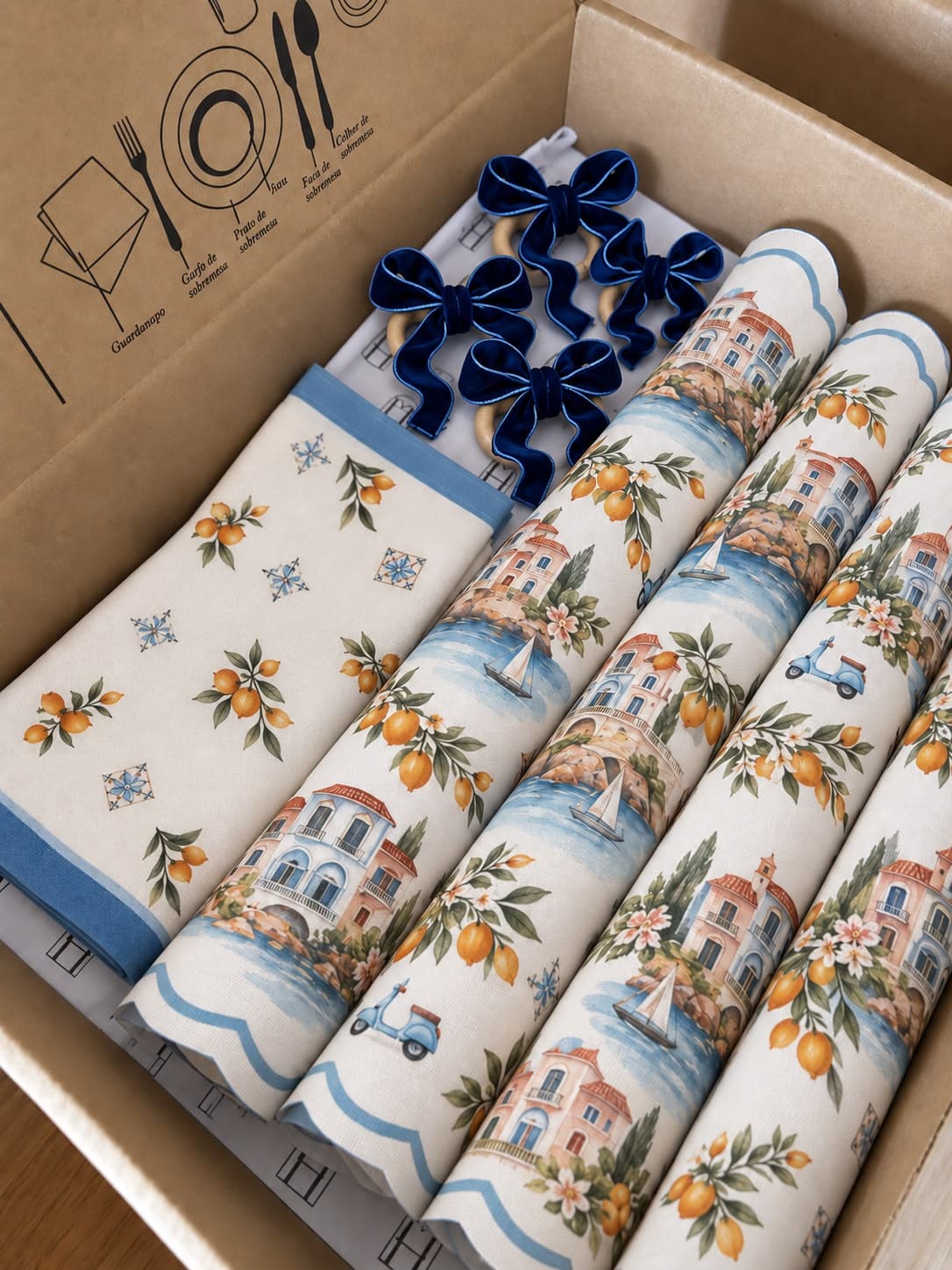Kit de Mesa Posta Verão em Sorrento - PG laço azul marinho